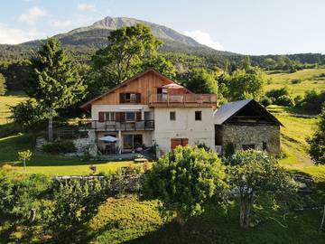 Gîte pour 4 personnes, avec jardin et terrasse à Puy-Sanières