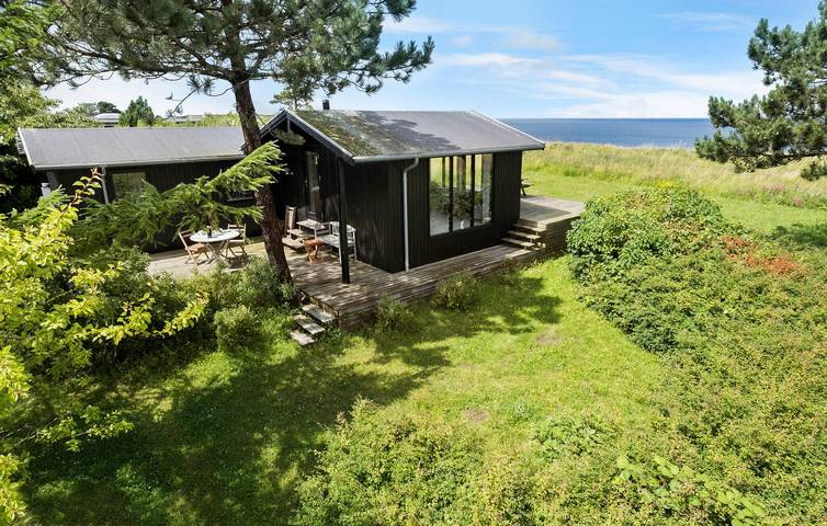 Ferieudlejning for 4 personer, med terrasse og have i Klint