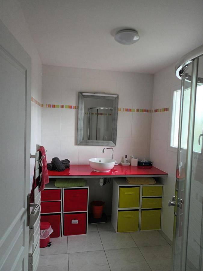 Appartement de vacances entier, Double Room with Private Bathroom in Mison, Région de Forcalquier