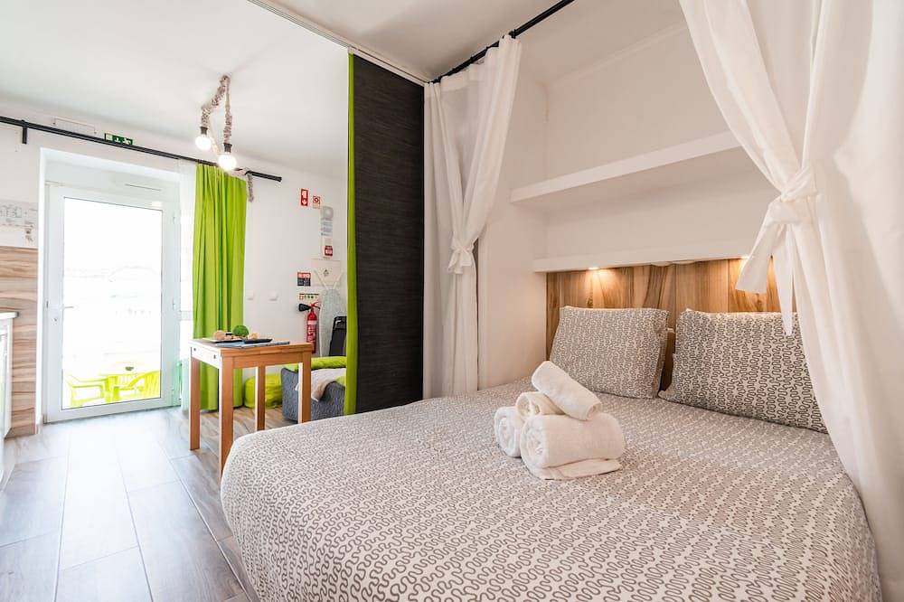 Ganze Wohnung, Green Studio C / Privat Innenhof, nur 3 Minuten zu Fuß vom Strand Peniche in Peniche, Leiria District