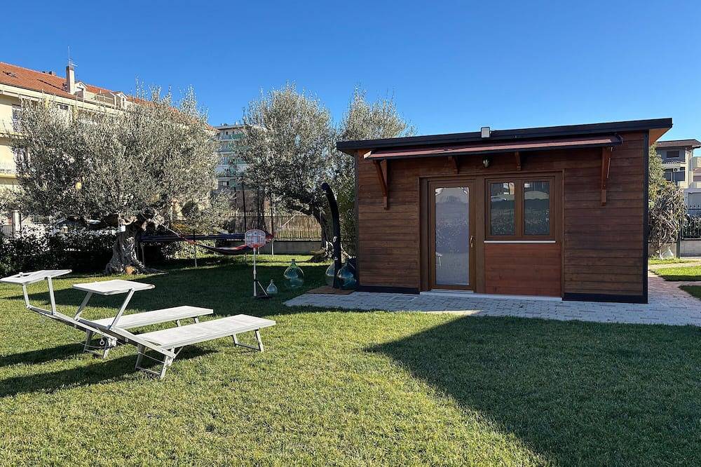 Holiday Home 'Dependance with Garden in Pescara' with Garden, Wi-Fi & Air Conditioning in Spoltore, Pescara Province