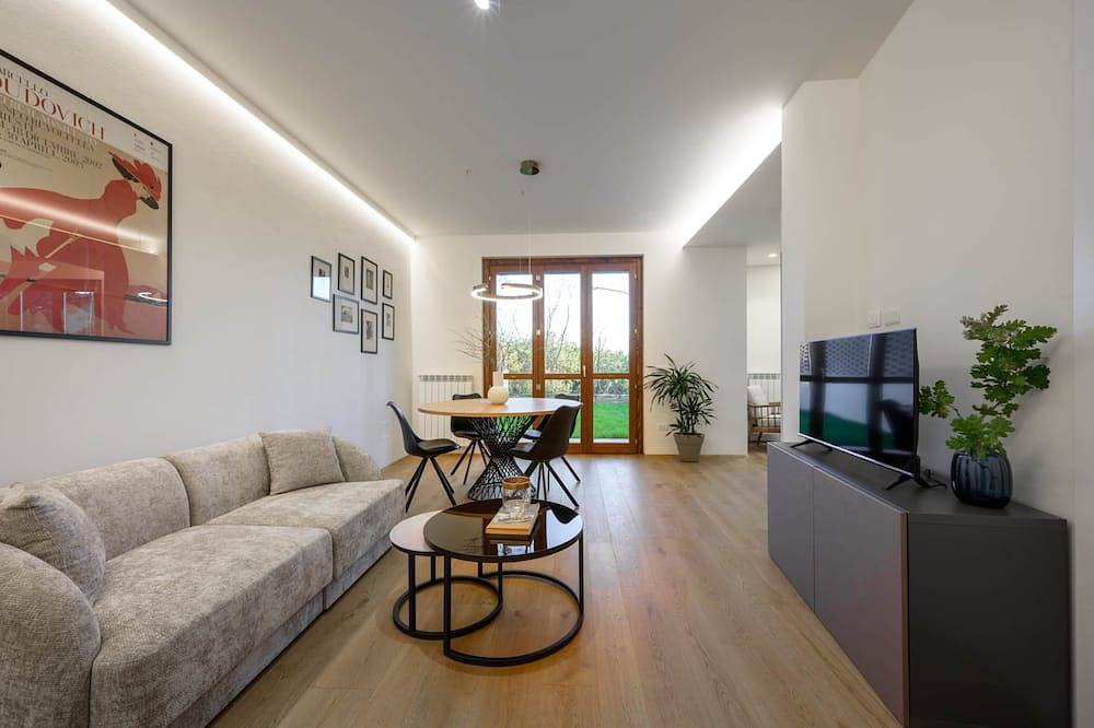 Entire apartment, Bergamot with Garden in Montalcino, Val d'Orcia
