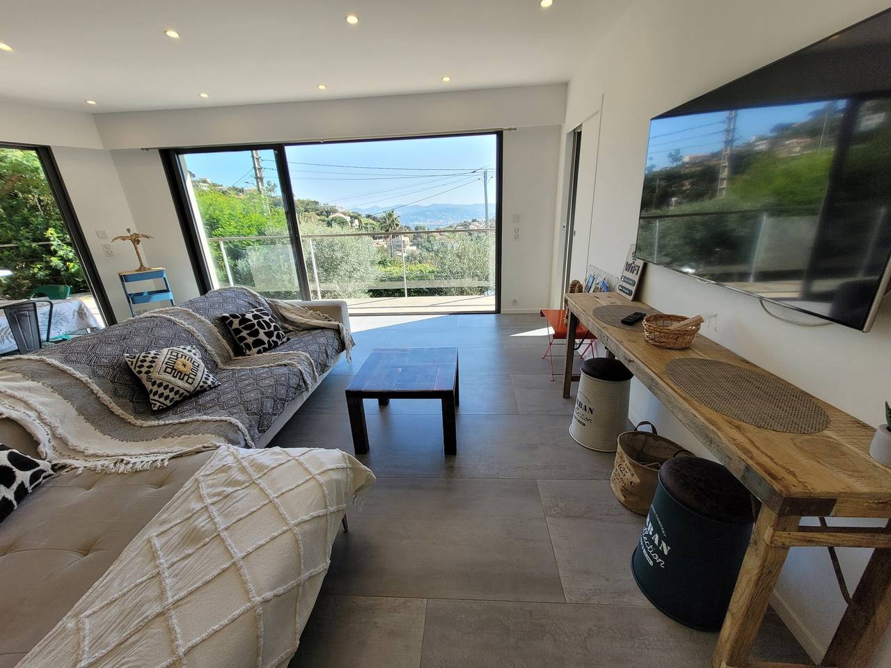 Contemporary villa with panoramic views over the bay of Cannes and private swimming pool. in Mandelieu-la-Napoule, Massif de l'Esterel