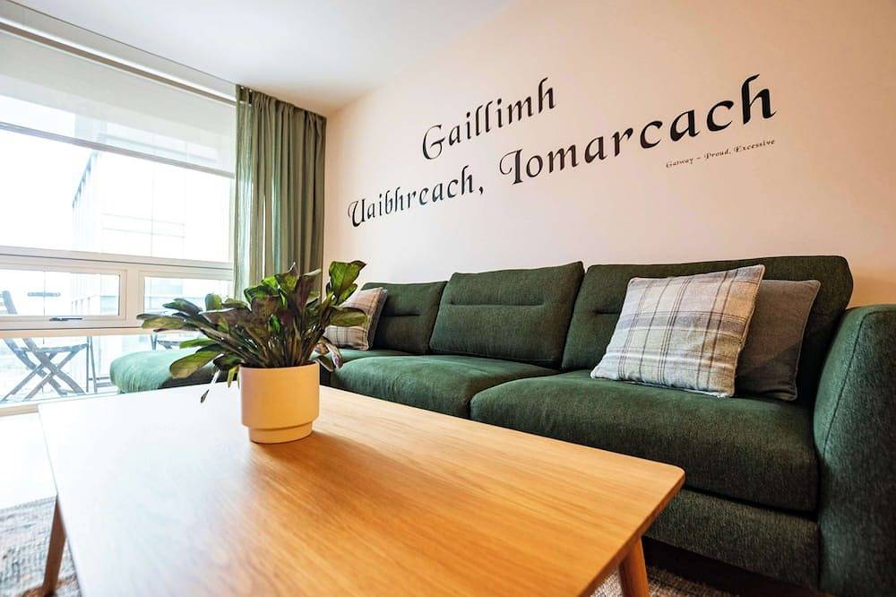 Entire apartment, Wild Atlantic Way City-Centre Base with Parking. in Eyre Square, Galway