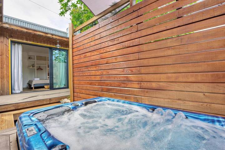 Location de vacances pour 2 personnes, avec jardin ainsi que jacuzzi et terrasse à Saint Gilles les Hauts - 4