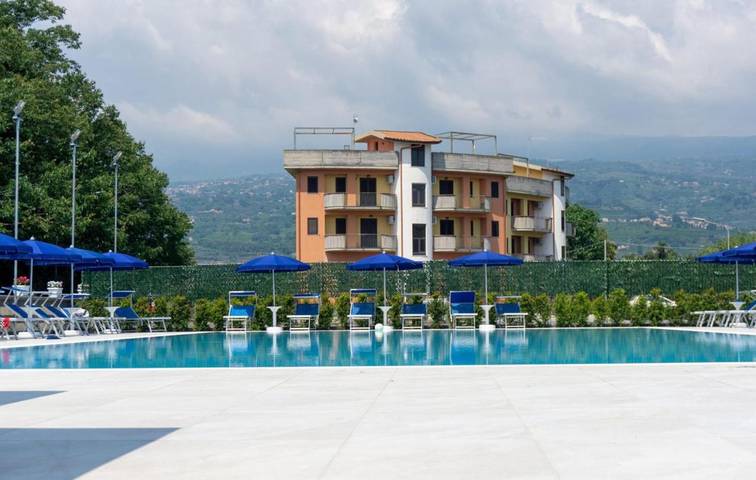 Appartamento per 5 persone, con Balcone e Piscina nonché Panorama a Sant'Anna (Catane)