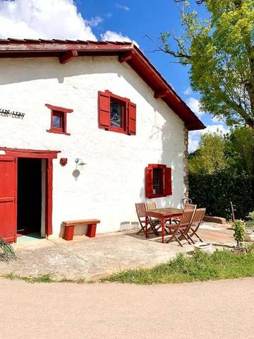 Gîte pour 8 personnes, avec jardin ainsi que terrasse et vue à Saint-Jean-le-Vieux