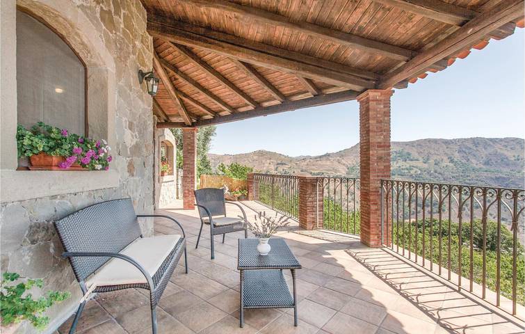 Terraza junto a la piscina: Apartamento espacioso, cerca de la ciudad y del río in Graniti, Provincia de Messina