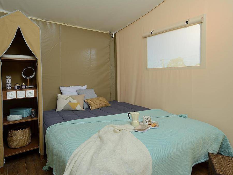 Flower Camping  Les Granges - Canvas and wooden tent 5 persons - Wood Lodge Confort 25 m2 (2 bedrooms) + covered terrace in Luynes, Tours region