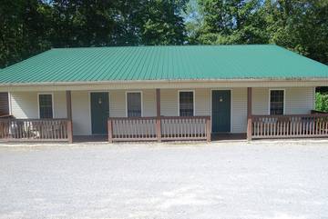 Log Cabin for 6 Guests in Lake Cumberland, Russell County, Picture 2