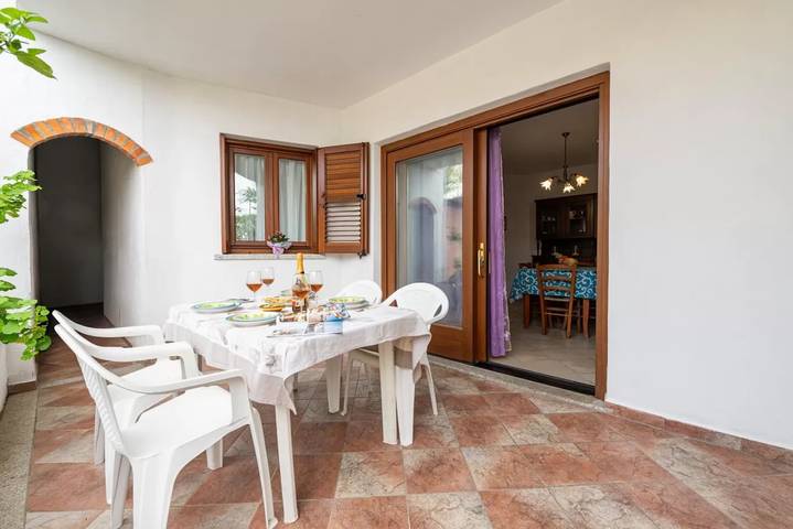 Gîte pour 6 personnes, avec vue et balcon/terrasse à Tanaunella