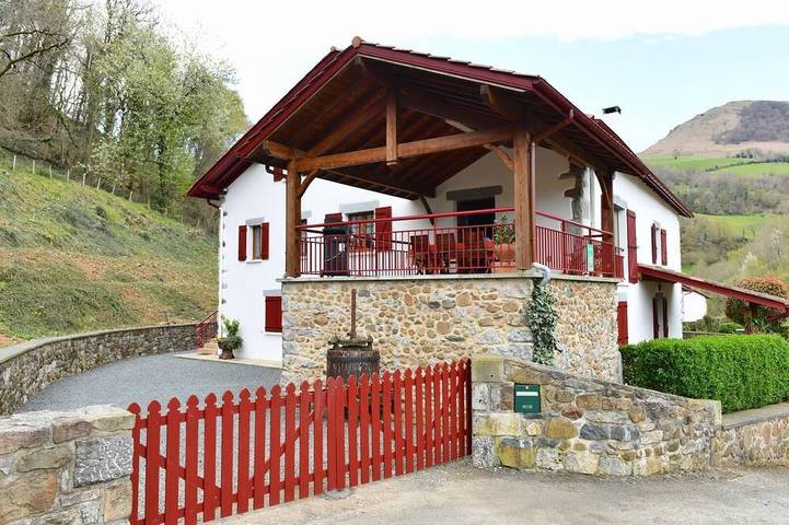 Location de vacances pour 8 personnes, avec Jardin à Saint-Étienne-de-Baïgorry