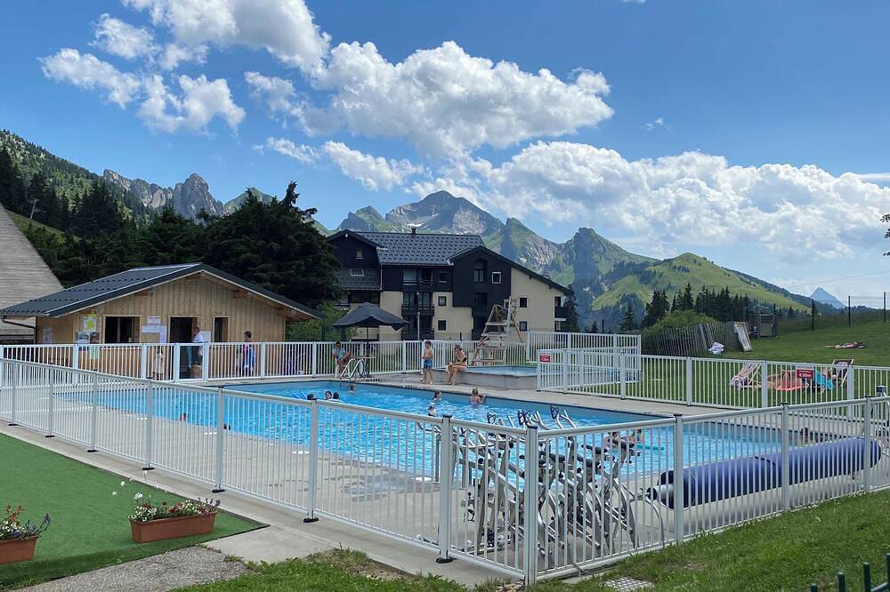 Entire apartment, South-facing mountain-view apartment with ski-in, ski-out convenience in Manigod, Annecy region