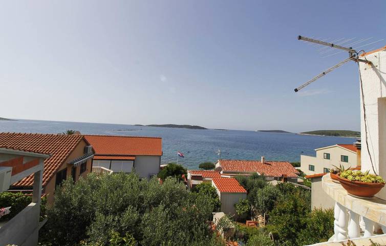 Ganze Ferienwohnung, Urlaub am Meer: Modernes Apartment mit Terrasse und WLAN, in der Nähe des Strandes Stončica in Rukavac, Split-Dalmatien