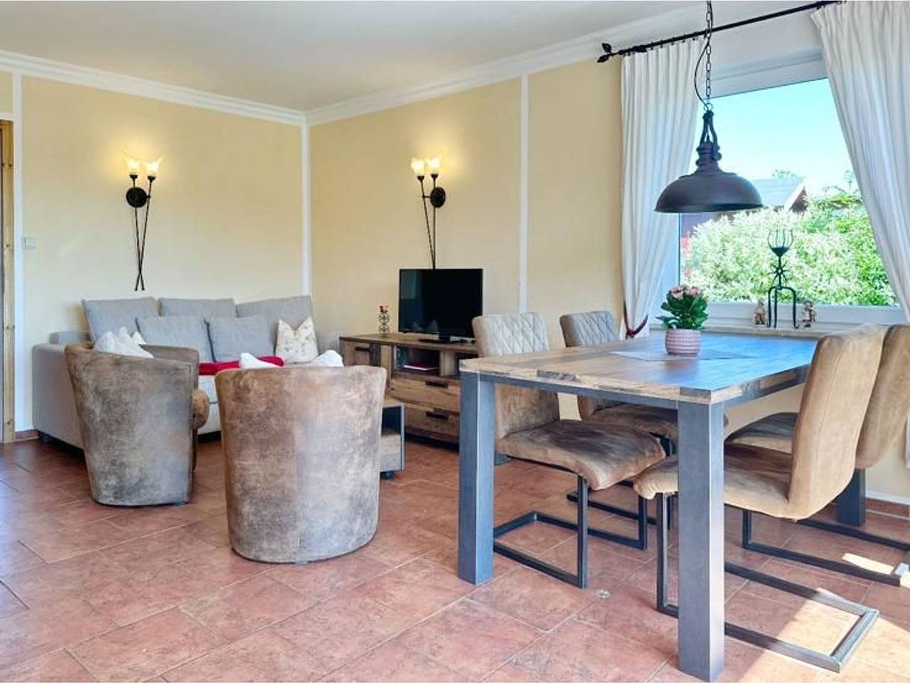3 Raum-Ferienwohnung (Doppelhaushälfte) für max. vier Erwachsene und ein Kind auf zwei Etagen; mit zwei Schlafräumen, zwei Tageslichtbädern und Südterrasse auf eingezäuntem Grundstück im Ostseebad Börgerende, Am Bootsgraben 14. Es sind max. zwei Haustiere erlaubt. in Börgerende, Börgerende-Rethwisch