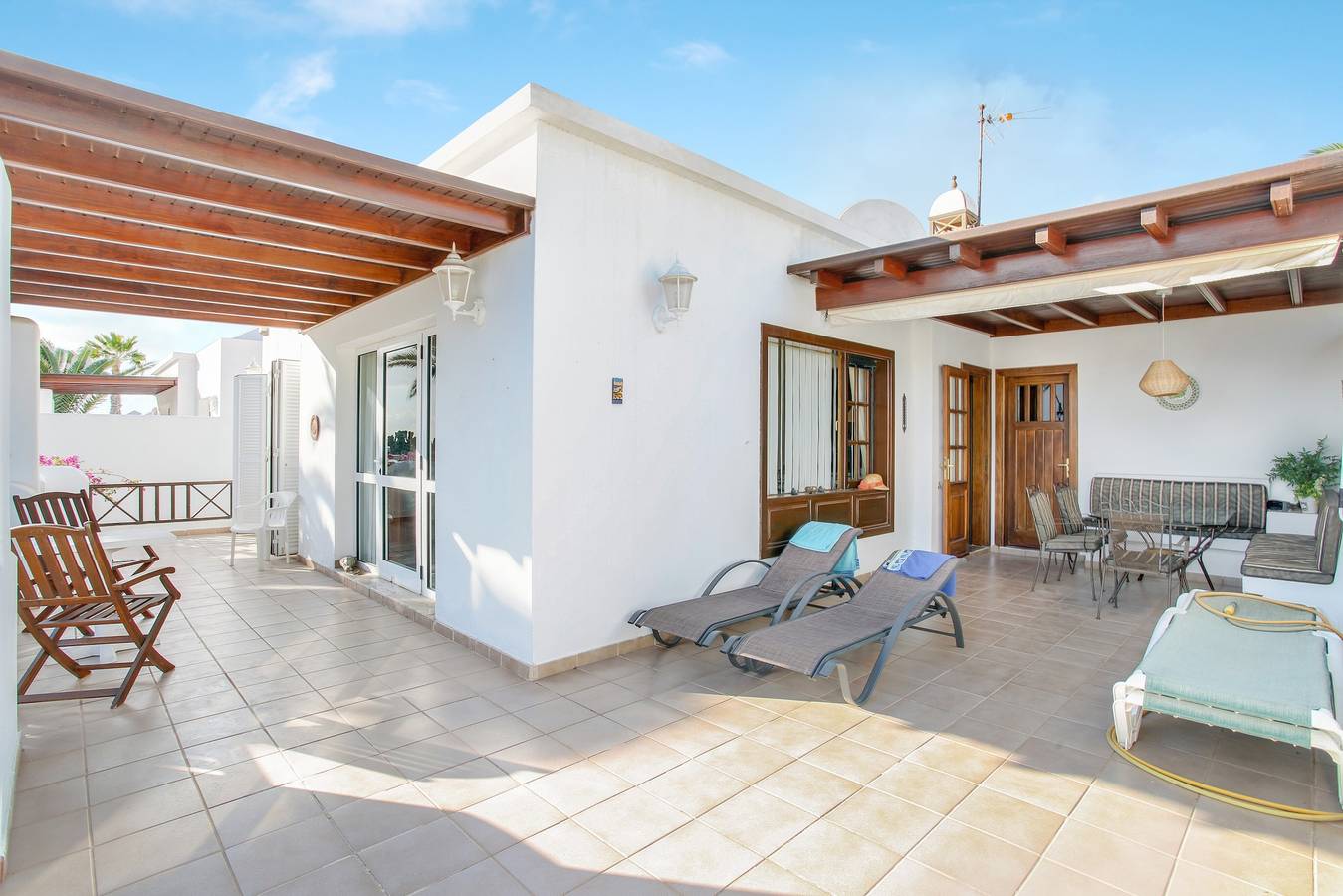 Elégante villa "Isa" avec vue sur l'océan, vastes patios et jardin avec palmiers in Playa Blanca, Yaiza