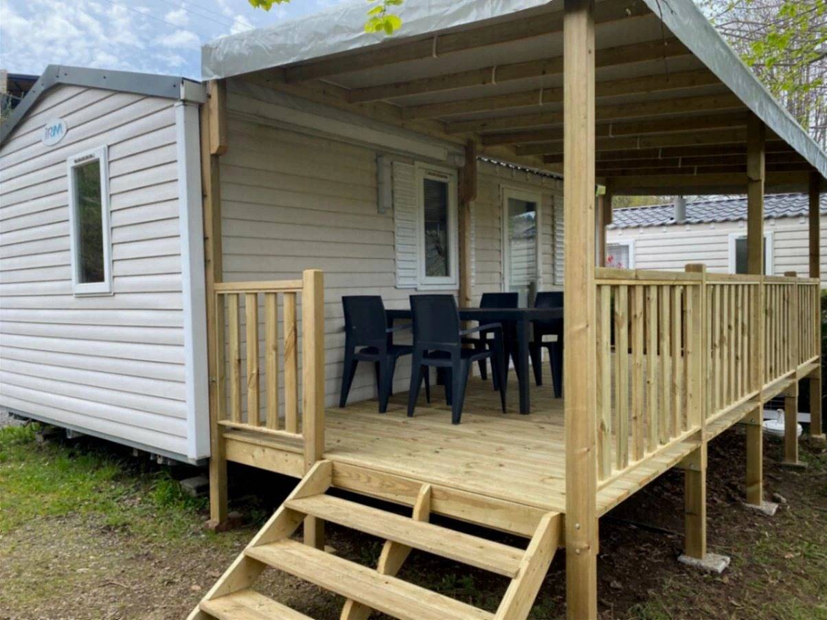 Zecamping 4* animé piscine couverte pet friendly locatif Tv 24m2 in Vic-sur-Cère, Région d'Aurillac