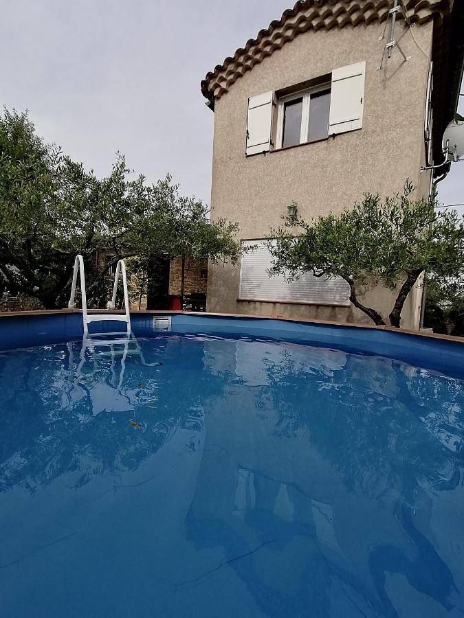 Location de vacances pour 4 personnes, avec terrasse ainsi que vue et piscine à Boisset-et-Gaujac