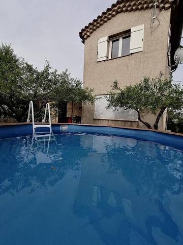 Gîte pour 4 personnes, avec piscine ainsi que vue et terrasse à Boisset-et-Gaujac