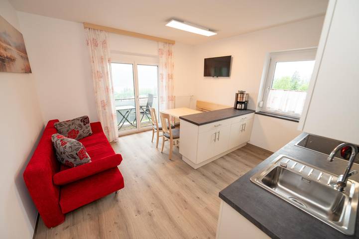 Ferienwohnung für 4 Personen, mit Pool und Seeblick sowie Ausblick und Garten, kinderfreundlich - 1