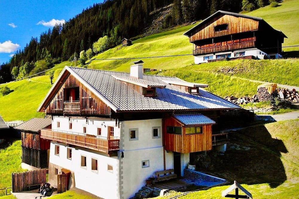 Denkmalgeschütztes Haus auf dem Sonnenhang mit Dolomitenblick, bis 10 Personen in Villgratner Berge, Heinfels