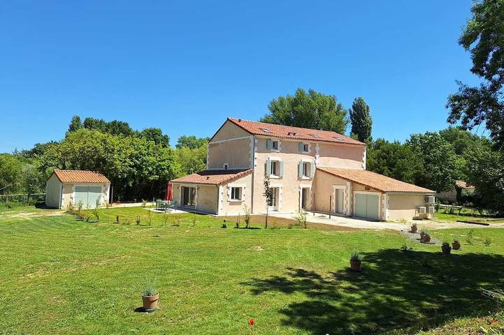 Location de vacances pour 26 personnes, avec Terrasse et Jardin à Châteauneuf-sur-Charente