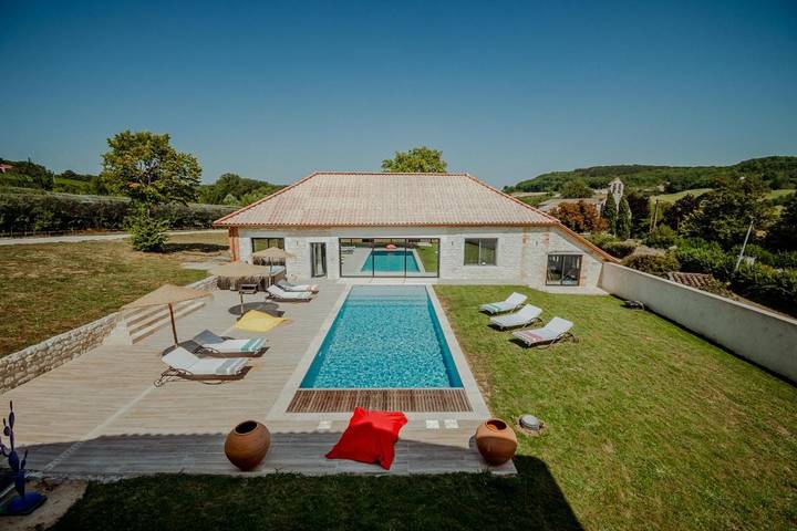 Location de vacances pour 18 personnes, avec Balcon et Jacuzzi ainsi que Terrasse et Jardin à Cazes-Mondenard