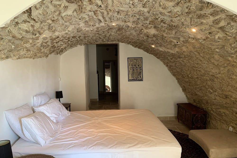 Charming Medieval Cottage in the Heart of Village in Bormes-les-Mimosas, Parc national de Port-Cros