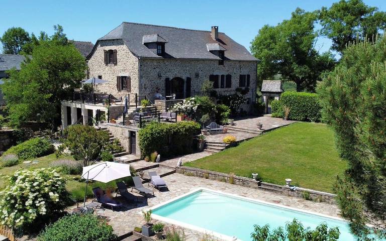 Villa pour 8 personnes, avec piscine et jardin dans l' Aveyron