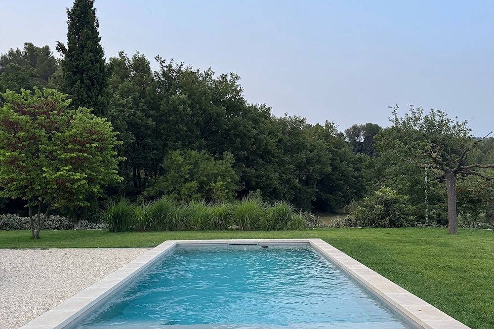 Cottage in the Provencal countryside in Cadenet, Parc naturel régional du Luberon