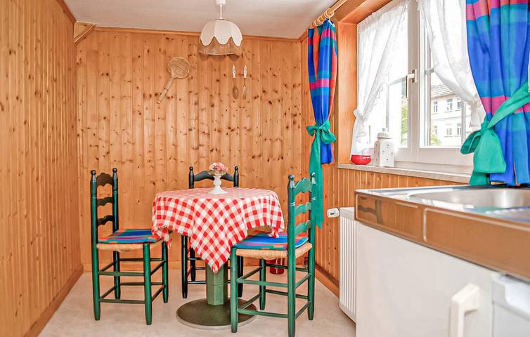 Ganze Ferienwohnung, Erdgeschosswohnung mit Parkplatz und Internet, 100m nach Friedrichroda in Friedrichroda, Rennsteig