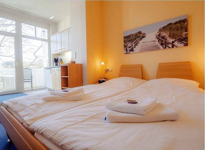 Entire holiday apartment, Holiday apartment for 3 people with garden in Strand Sellin, Sellin