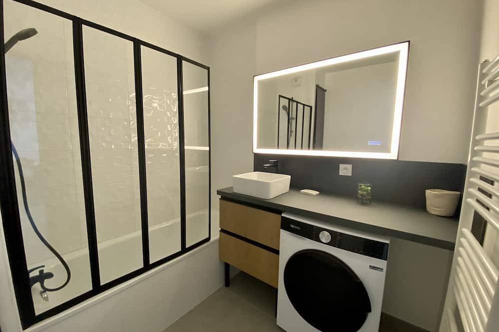 Ganze Wohnung, Modern Appartement Pour 4pers Near Aeroport, Eurexpo and Lyon- Terrasse-parking in Saint-Priest, Rhône