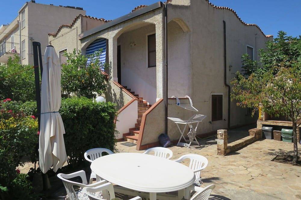 Magnifica villa per 6 ospiti con A/C, Tv, patio e parcheggio in La Caletta, San Giovanni Nuoro
