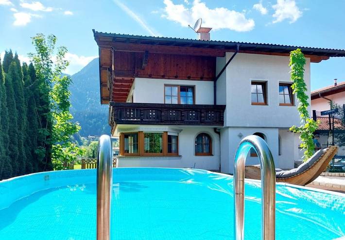Ferienwohnung für 7 Personen, mit Balkon und Garten sowie Pool und Ausblick in Wilder Kaiser
