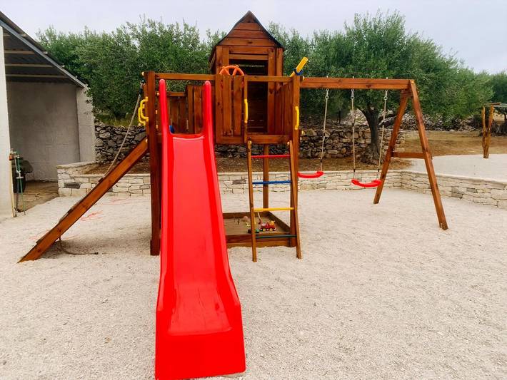 Villa pour 6 personnes, avec piscine ainsi que bassin pour enfant et jardin à Sumartin