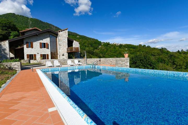 Resort per 4 persone, con Balcone e Idromassaggio nonché Terrazza e Giardino in Friuli-Venezia Giulia