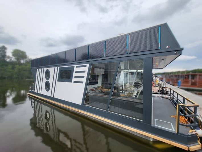 Hausboot für 6 Personen, mit Balkon und Terrasse sowie Sauna und Ausblick in Röbel-Müritz