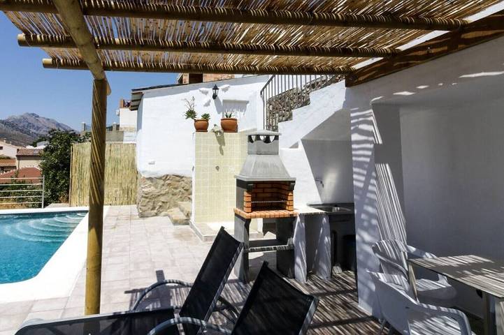 Casa rural para 11 personas, con jardín además de jacuzzi y piscina - 1