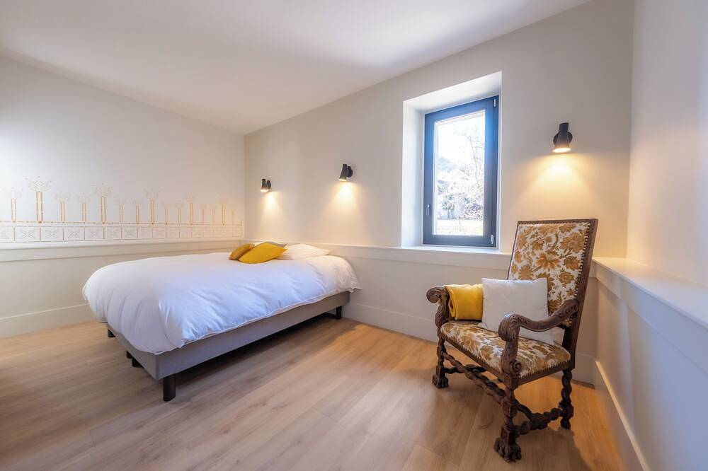 Bucolic room in a medieval tower with shared space on the ground floor in Saint-Jean-de-Maurienne, Región de Saint-Jean-de-Maurienne