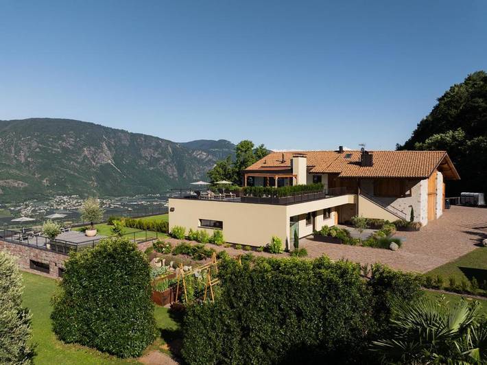 Ferienwohnung für 5 Personen, mit Balkon und Terrasse sowie Garten und Pool in Lana