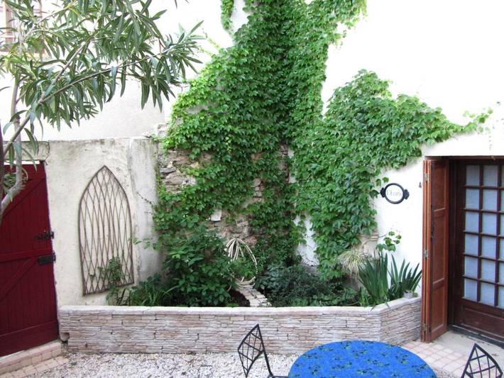 Gîte pour 2 personnes, avec vue et jardin à Paziols