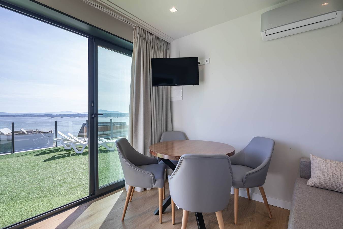 Apartamento entero, Bungalow '2 Con Piscina En La Playa' Con Vistas Al Mar, Wi-Fi Y Aire Acondicionado in Puebla del Caramiñal, Rias Baixas