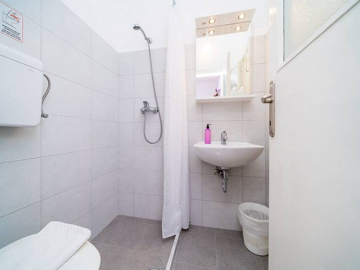 Ganze Wohnung, Guest House Villa Nina- Superior Double or Twin Room with Balcony and Sea View (S4 - mala) in Općina Župa dubrovačka, Dubrovnik-Neretva