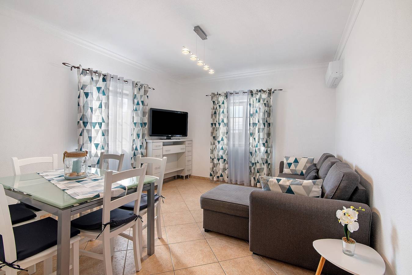 Appartement entier, Maison de vacances 'Monte Fino Beach' avec balcon, Wi-Fi et climatisation in District de Faro