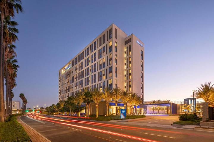 Apartamento para 4 personas, con jardín además de piscina y jacuzzi, Se admiten mascotas en Anaheim