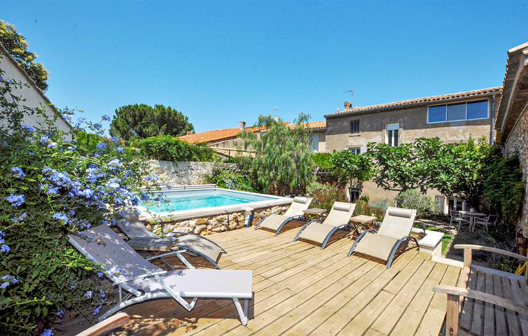 Location de vacances pour 8 personnes, avec terrasse ainsi que piscine et jardin à Thézan-des-Corbières