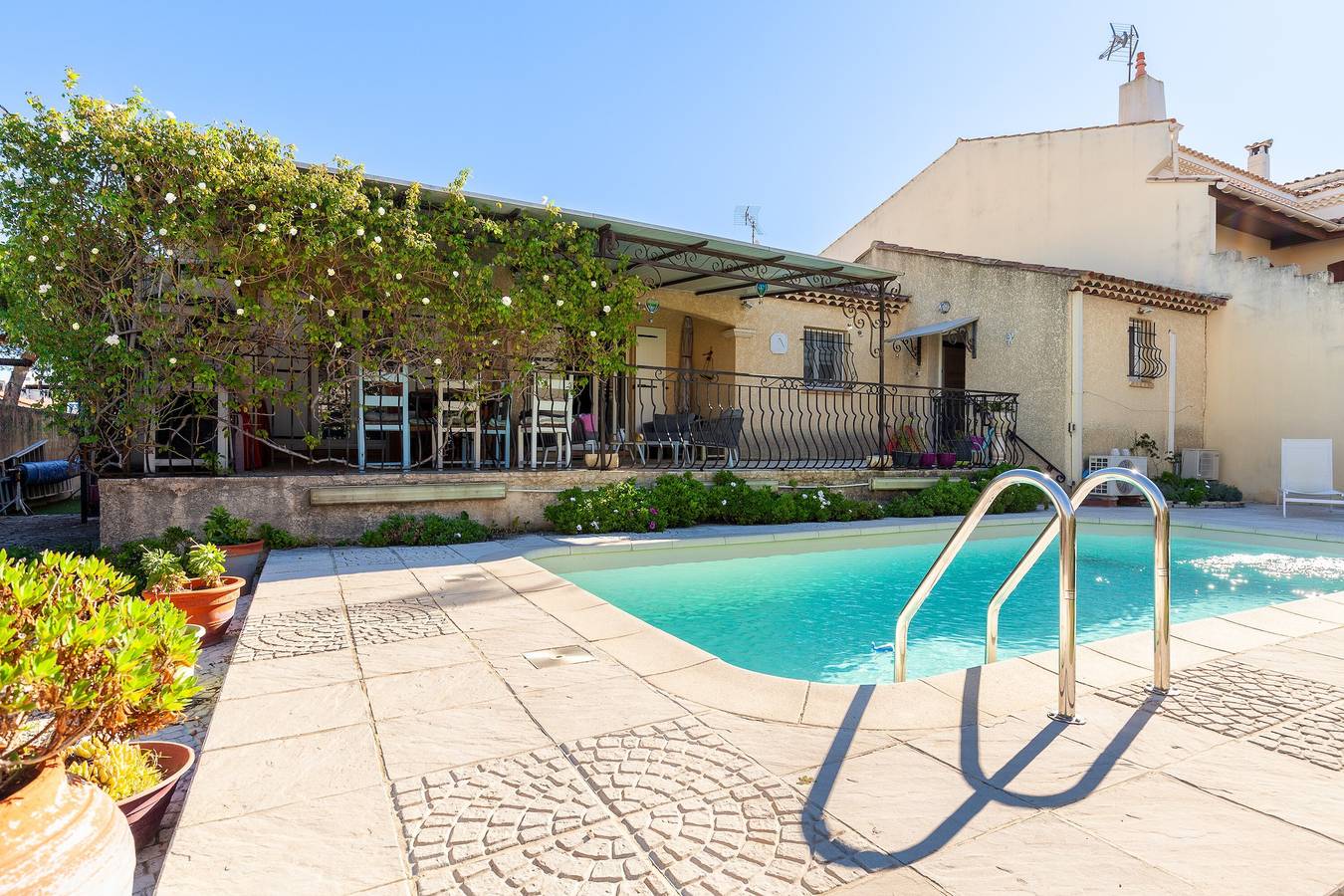 Bed and Breakfast 'Salamandre Chambre D'hote' with Shared Pool, Wi-Fi and Air Conditioning in Port-Saint-Louis-du-Rhône, Arles region
