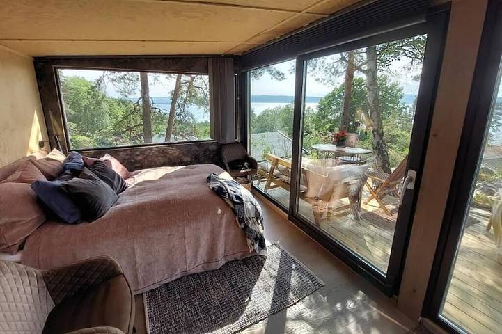 Luxury by the fjord of Oslo.  Welcome to a mirrored cabin with great views in Nesodden