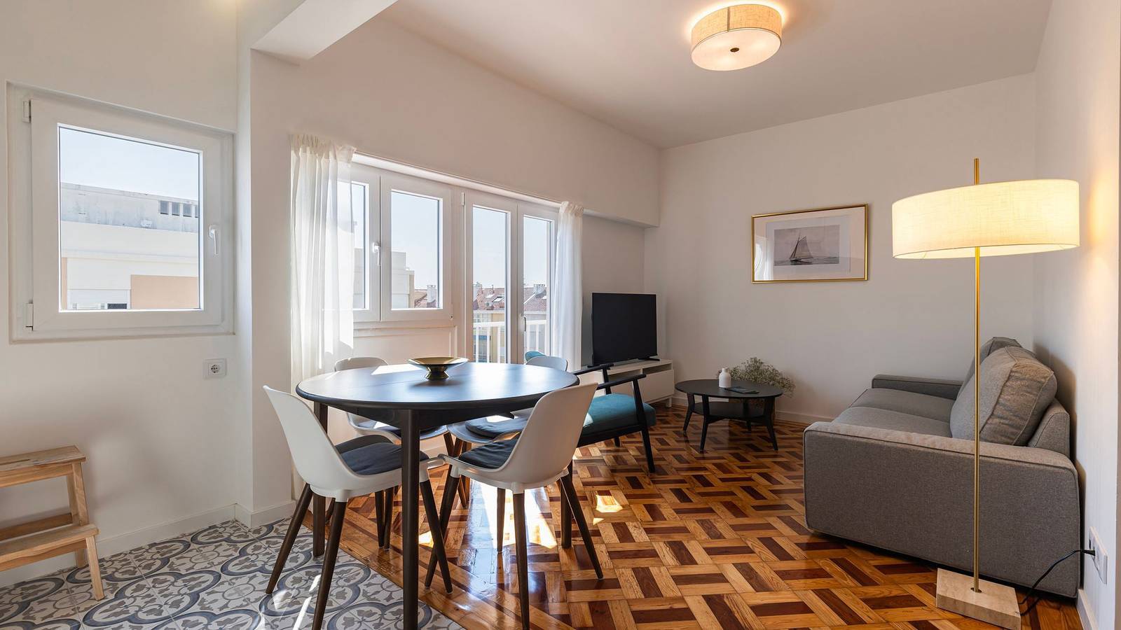 Appartamento intero, Stunning 3Bdr Flat w/ Balcony & Ac by Lovelystay in Cascais e Estoril, Costa de Lisboa